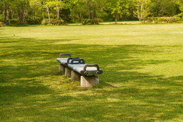 芝生に置かれたベンチ
