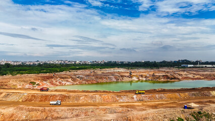 Visão aérea de caminhões pesados trabalhando em uma mineradora em um dia ensolarado. A foto...