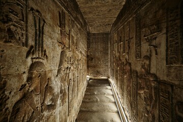 Obraz premium Qena, Egypt - December 27 2023: Interior of the Temple of Hathor in Dendera Temple complex, one of the best-preserved temple