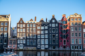 Fototapeta premium Les maisons dansantes dans la ville de Amsterdam au Pays-Bas