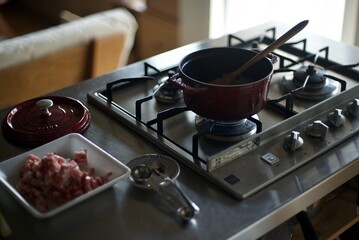 魯肉飯を作るためにネギを炒めているところ