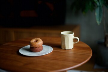 おやつのドーナツ二段とホットコーヒー