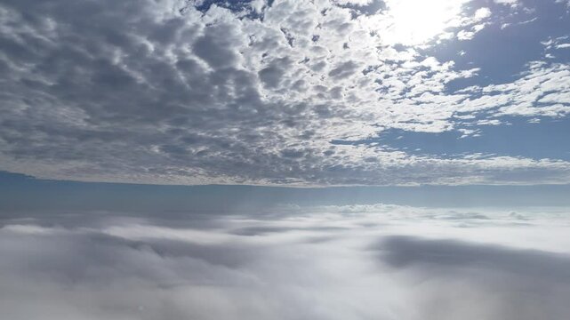 Voando acima do nevoeiro e embaixo das nuvens