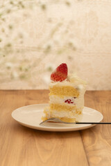 お皿にのった一切れのイチゴのショートケーキ