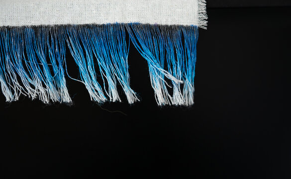 hilos con degradado azul sobre fondo negro