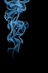 Obraz premium Ethereal Blue Smoke Flowing Gently Against a Dark Background in a Captivating Abstract Style