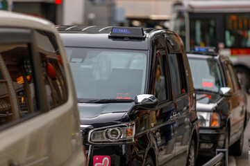 駅前で客待ちをするタクシー © captainT