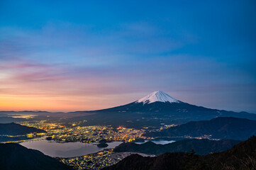 Fototapeta premium 山梨県河口湖と富士山