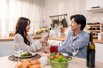 Naklejka premium Asian romantic man surprise his girlfriend with a marriage proposal. 