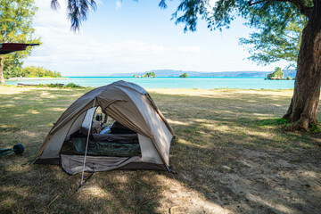 ソロテント 一人キャンプ 青い海 青い空  テント設営 ツールームテント バカンス