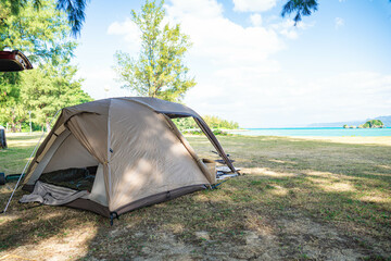 ソロテント 一人キャンプ 無骨キャンプ  テント設営 ツールームテント 海 青い空 コピースペース