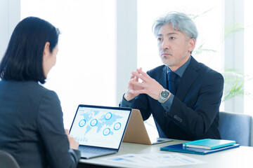 ビジネスパーソン　ミーティング　経営者