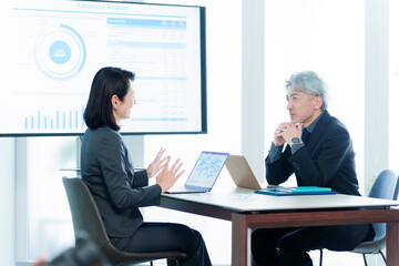 ビジネスパーソン　ミーティング　経営者