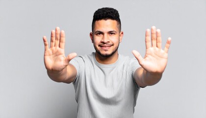 シンプルなマットな背景に両手を使って何かを押し上げるような力強いジェスチャー。手の動きが意志の強さと決意を表現するクローズアップ
