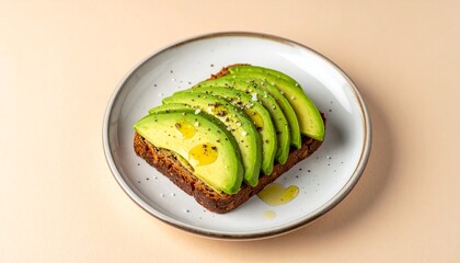 美味しさが伝わるグルテンフリーアボカドトースト、塩・ペッパーとオリーブオイルのトッピングでシンプルながらもインパクトのある料理

