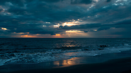 Obraz premium Dramatic ocean sunset breathtaking sky vibrant colors peaceful waves unforgettable view
