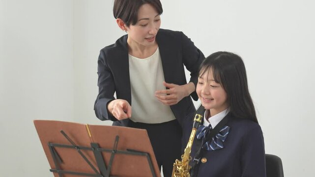 サックスを教える女性