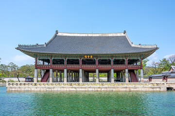 Fototapeta premium 경복궁 경회루의 전경(정면뷰)-Front view of Gyeonghoeru Pavilion in Gyeongbokgung Palace, Seoul, South Korea