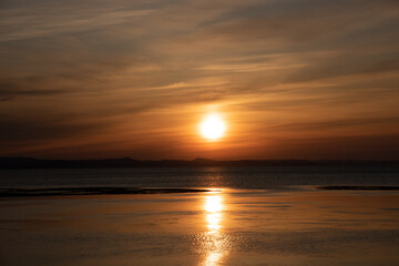 春の湖の美しい夕暮れ
