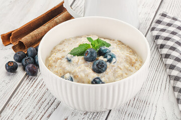 Oats porridge with blueberry