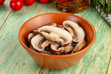 Sliced raw brown royal champignon