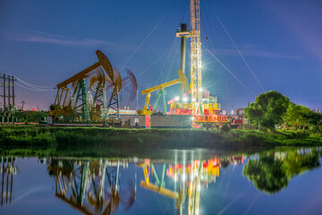 Obraz premium Pumping unit and well servicing operations in Daqing Oilfield, Daqing City, Heilongjiang Province, China.