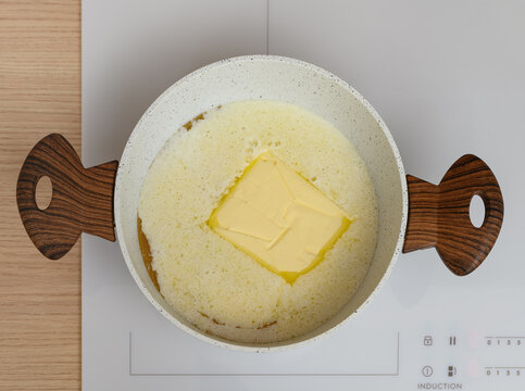 Domowe klarowanie masła, czysty tłuszcz z mleka idealny do smażenia 