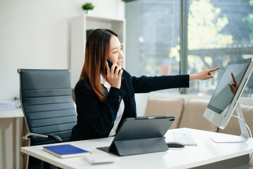 Obraz premium Woman freelancer is working her job on computer tablet and laptop Doing accounting analysis report real estate investment