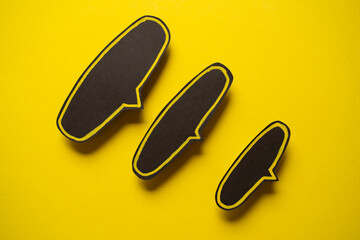 黄色背景に黒色の吹き出し