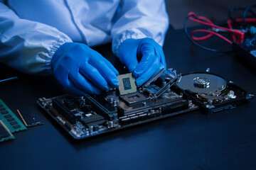 Obraz premium Hands repairing electronic devices. Electronic technician.