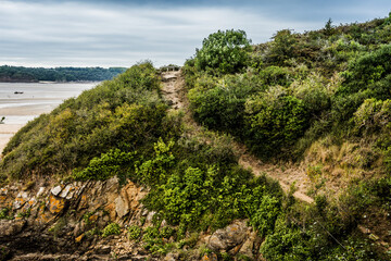 Chemin sinueux montant sur une colline. Sentier des douaniers. Saint-Cast