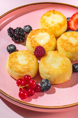 Fresh porridge with berries for you
