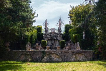 Obraz premium Formal garden terrace of Roseburg, Germany, featuring symmetrical stone stairs, statues, and sculpted greenery