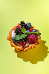 Fresh porridge with berries for you