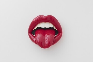 Pop-Art-Objekt mit roten Lippen und Zunge auf weißem Hintergrund
