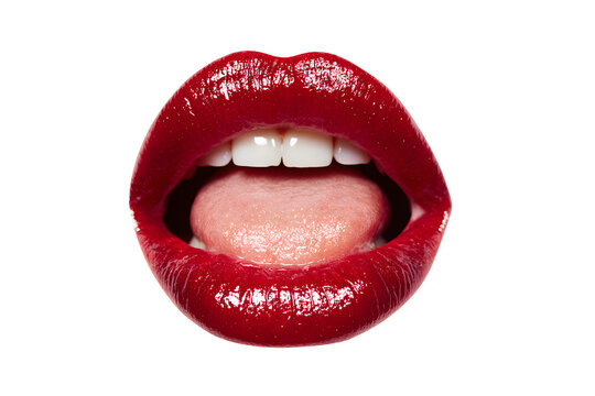 Sinnliche rote Lippen mit herausgestreckter Zunge auf wei&szlig;em Hintergrund
