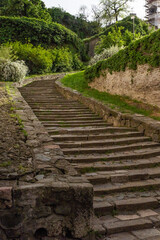 Steintreppe zur Festung in grüner Umgebung