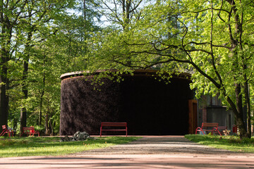 Wiosenny park z tężnią w Czechowice dziedzice, Śląsk.