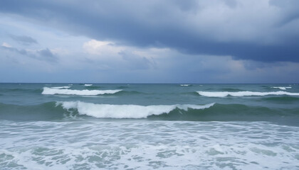 Fototapeta premium Rolling Ocean Waves Under a Cloudy Sky