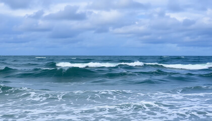 Fototapeta premium Rolling Ocean Waves Under a Cloudy Sky