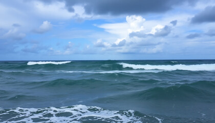 Fototapeta premium Rolling Ocean Waves Under a Cloudy Sky