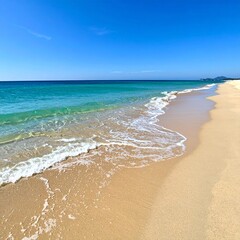 青空に包まれ、透明な波がしっとりと砂浜を撫でる、静かな癒しのビーチシーン

