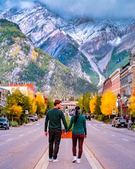Obraz premium Couple explores vibrant Banff with breathtaking Rocky Mountains in the background