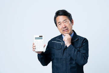 電卓を持つミドルのビジネスマン
