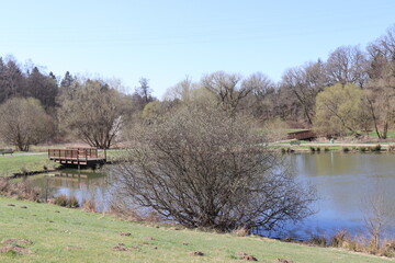 Holzbrücke am See.