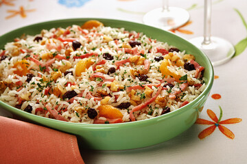 prato com receita de arroz com damasco, presunto e uvas passas