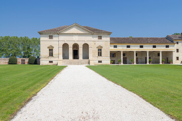 Obraz premium Villa Saraceno in Agugliaro, Vicenza showing main facade and white gravel path