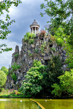 sc&egrave;ne un jour de printemps dans le parc des Buttes Chaumont &agrave; Paris en France