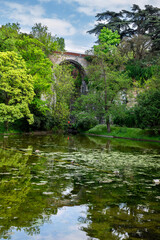 Fototapeta premium scène un jour de printemps dans le parc des Buttes Chaumont à Paris en France