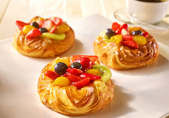 Blaetterteig Plunder mit frischen Fruechten und Kaffeetasse, backwaren, Kuchen, Obst, 